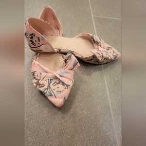 Restricted brand. Size 8.5 beautiful floral flats. EUC!